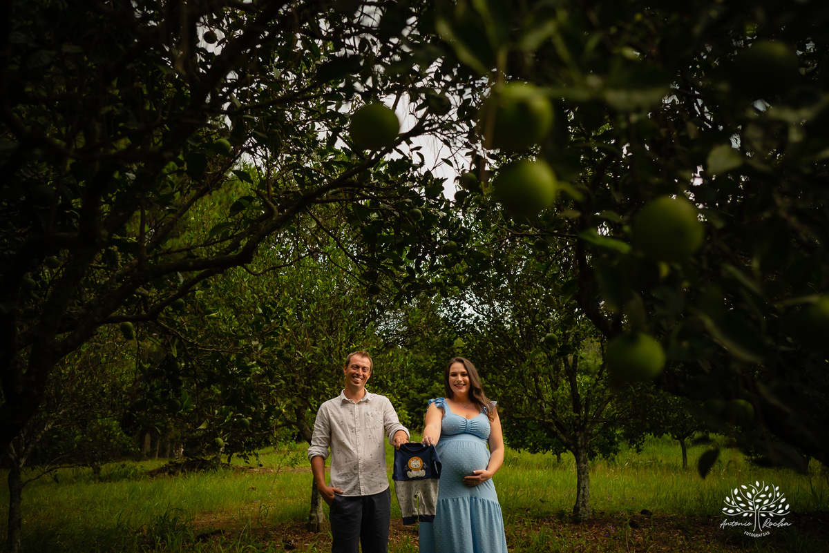 Fabiane – Lucas – Théo – Chácara da Família Fiss – Tarde de Sol – Campo – Gestante – Grávida – Ensaio Gestante – Felicidade – Amor – Menino – Vida – Pelotas – Fabiane + Lucas = Théo – Antonio Rocha Fotografias – Família Linda – Arroio do Padre – Pelotas