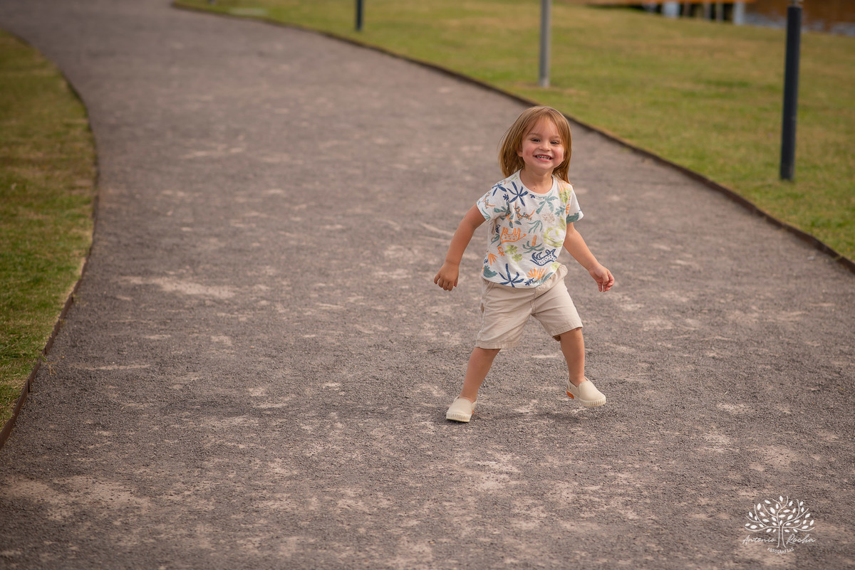 Lorenzo – Tatiane – Tiely – Parque Una – Tarde de Sol – Una – Infantil – Criança – Ensaio Infantil – Felicidade – Amor – Vida – Pelotas – Patinete – Trio – Dia Comum – Coisas Simples – Antonio Rocha Fotografias – Família Linda – Fotografia de Família