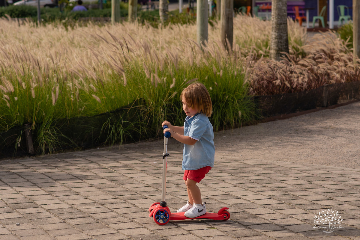 Lorenzo – Tatiane – Tiely – Parque Una – Tarde de Sol – Una – Infantil – Criança – Ensaio Infantil – Felicidade – Amor – Vida – Pelotas – Patinete – Trio – Dia Comum – Coisas Simples – Antonio Rocha Fotografias – Família Linda – Fotografia de Família