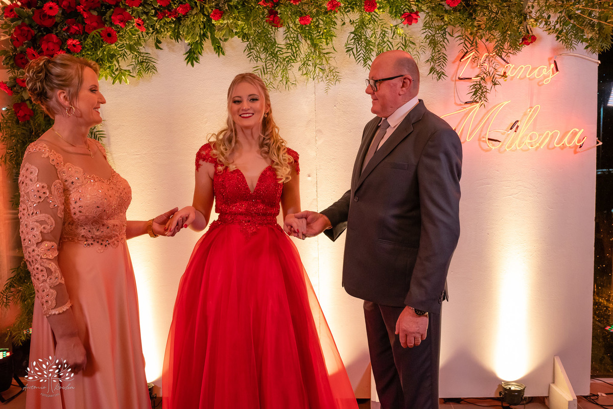 Milena – Milena 15 Anos – Festa – Festa Debutante – Chácara do Amanhecer – Debutante – Campo – Felicidade – Loira – Fotografia de Família – Debutante – Pôr do Sol – Exigente – Vermelho – Antonio Rocha Fotografias – Pelotas – Quinze Anos – Alegria – Feliz