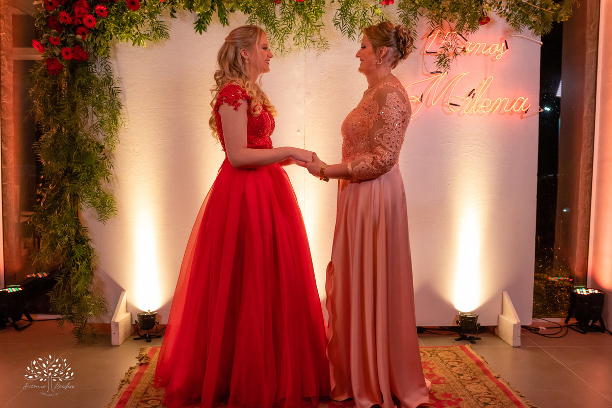 Milena – Milena 15 Anos – Festa – Festa Debutante – Chácara do Amanhecer – Debutante – Campo – Felicidade – Loira – Fotografia de Família – Debutante – Pôr do Sol – Exigente – Vermelho – Antonio Rocha Fotografias – Pelotas – Quinze Anos – Alegria – Feliz