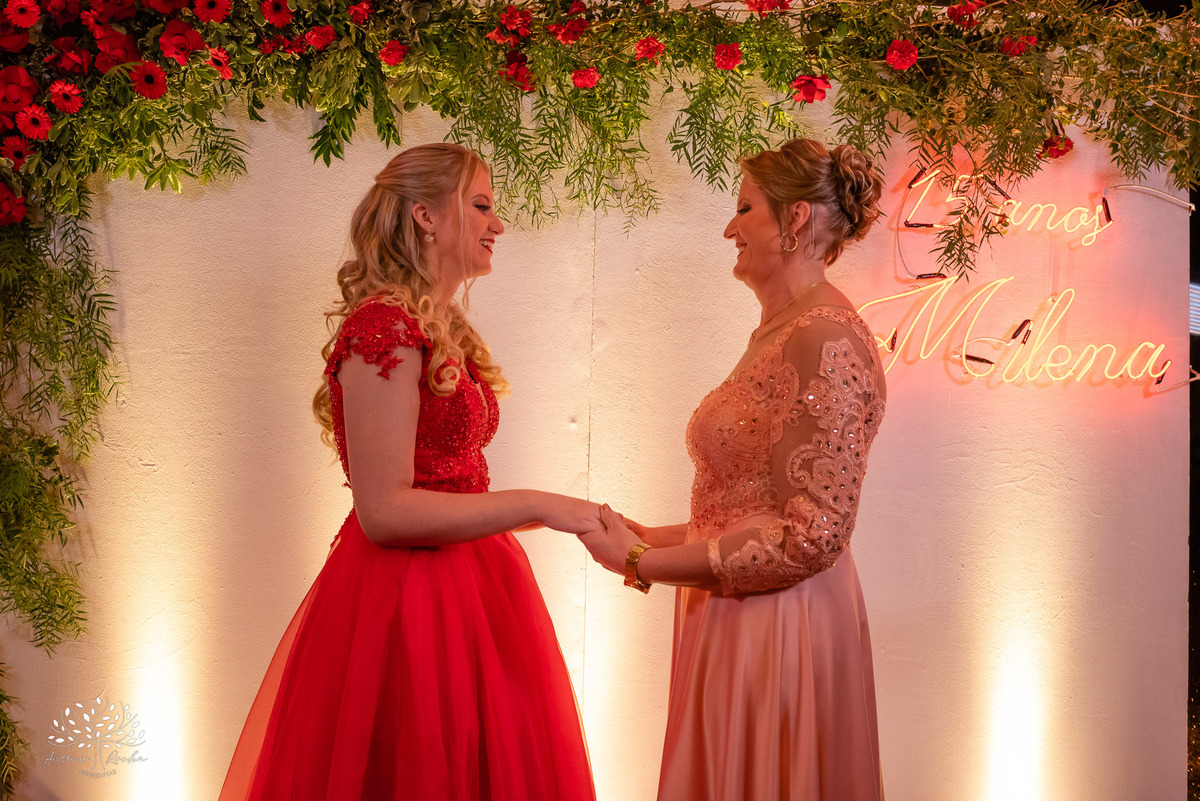 Milena – Milena 15 Anos – Festa – Festa Debutante – Chácara do Amanhecer – Debutante – Campo – Felicidade – Loira – Fotografia de Família – Debutante – Pôr do Sol – Exigente – Vermelho – Antonio Rocha Fotografias – Pelotas – Quinze Anos – Alegria – Feliz