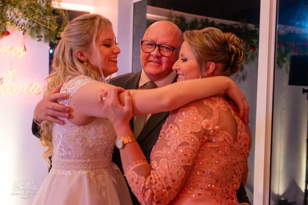 Milena – Milena 15 Anos – Festa – Festa Debutante – Chácara do Amanhecer – Debutante – Campo – Felicidade – Loira – Fotografia de Família – Debutante – Pôr do Sol – Exigente – Vermelho – Antonio Rocha Fotografias – Pelotas – Quinze Anos – Alegria – Feliz