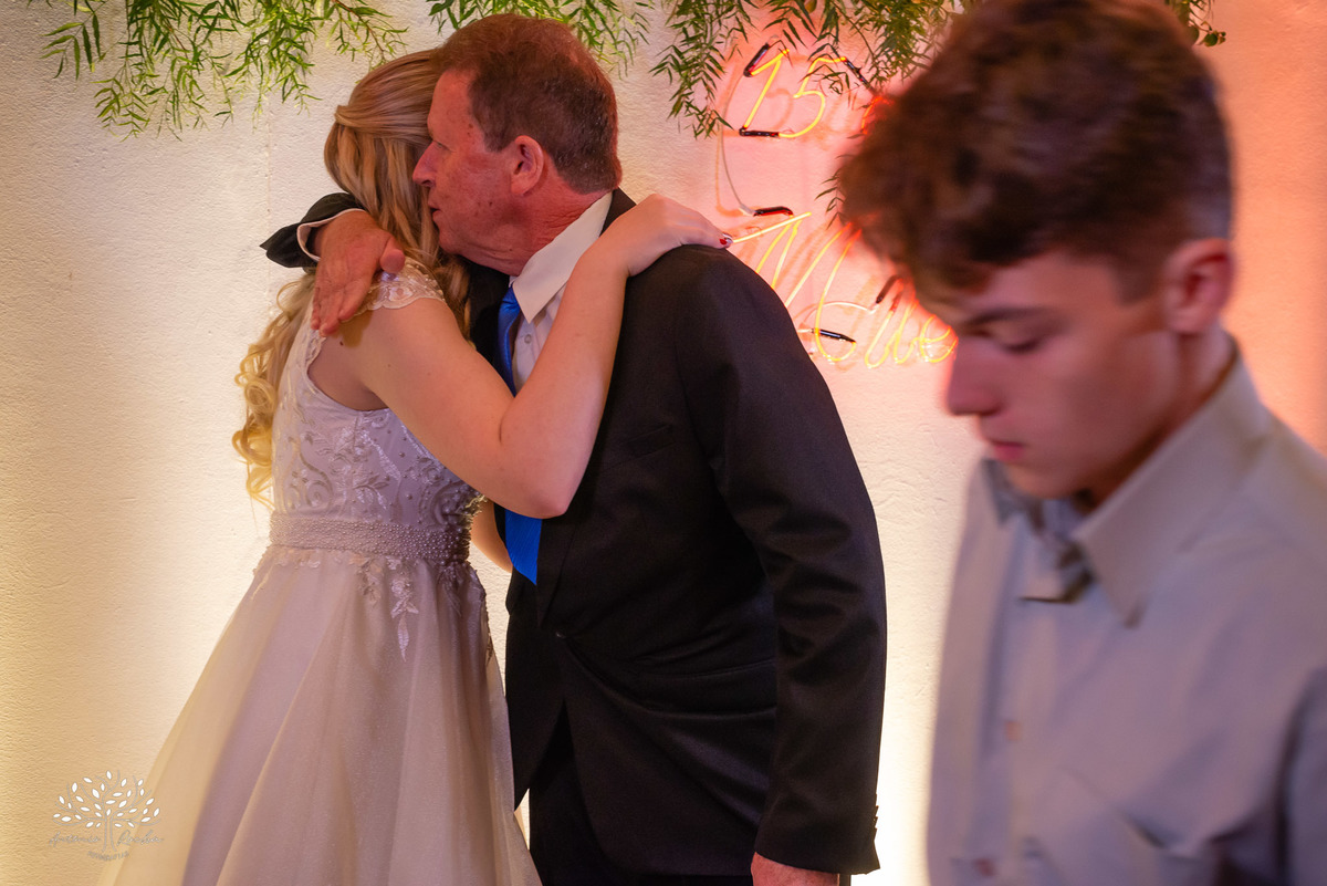 Milena – Milena 15 Anos – Festa – Festa Debutante – Chácara do Amanhecer – Debutante – Campo – Felicidade – Loira – Fotografia de Família – Debutante – Pôr do Sol – Exigente – Vermelho – Antonio Rocha Fotografias – Pelotas – Quinze Anos – Alegria – Feliz