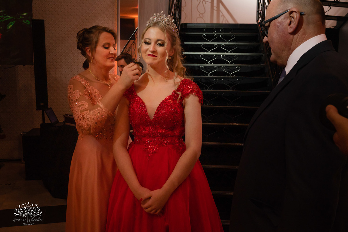 Milena – Milena 15 Anos – Festa – Festa Debutante – Chácara do Amanhecer – Debutante – Campo – Felicidade – Loira – Fotografia de Família – Debutante – Pôr do Sol – Exigente – Vermelho – Antonio Rocha Fotografias – Pelotas – Quinze Anos – Alegria – Feliz