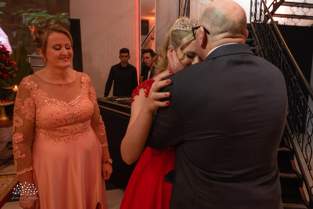 Milena – Milena 15 Anos – Festa – Festa Debutante – Chácara do Amanhecer – Debutante – Campo – Felicidade – Loira – Fotografia de Família – Debutante – Pôr do Sol – Exigente – Vermelho – Antonio Rocha Fotografias – Pelotas – Quinze Anos – Alegria – Feliz