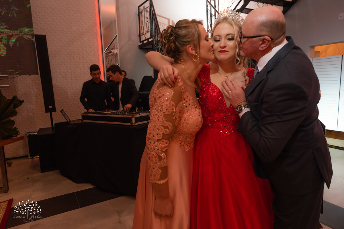 Milena – Milena 15 Anos – Festa – Festa Debutante – Chácara do Amanhecer – Debutante – Campo – Felicidade – Loira – Fotografia de Família – Debutante – Pôr do Sol – Exigente – Vermelho – Antonio Rocha Fotografias – Pelotas – Quinze Anos – Alegria – Feliz