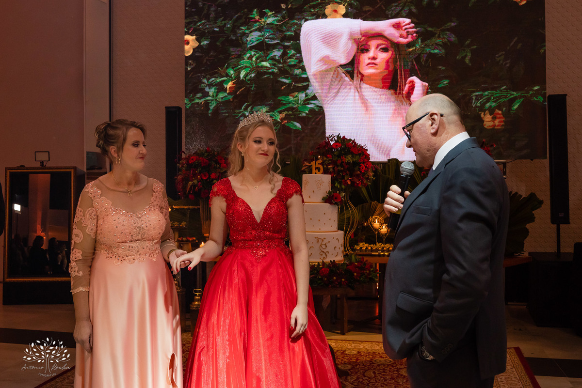 Milena – Milena 15 Anos – Festa – Festa Debutante – Chácara do Amanhecer – Debutante – Campo – Felicidade – Loira – Fotografia de Família – Debutante – Pôr do Sol – Exigente – Vermelho – Antonio Rocha Fotografias – Pelotas – Quinze Anos – Alegria – Feliz