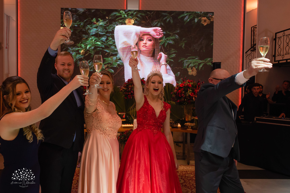 Milena – Milena 15 Anos – Festa – Festa Debutante – Chácara do Amanhecer – Debutante – Campo – Felicidade – Loira – Fotografia de Família – Debutante – Pôr do Sol – Exigente – Vermelho – Antonio Rocha Fotografias – Pelotas – Quinze Anos – Alegria – Feliz