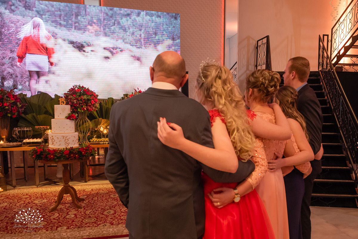 Milena – Milena 15 Anos – Festa – Festa Debutante – Chácara do Amanhecer – Debutante – Campo – Felicidade – Loira – Fotografia de Família – Debutante – Pôr do Sol – Exigente – Vermelho – Antonio Rocha Fotografias – Pelotas – Quinze Anos – Alegria – Feliz