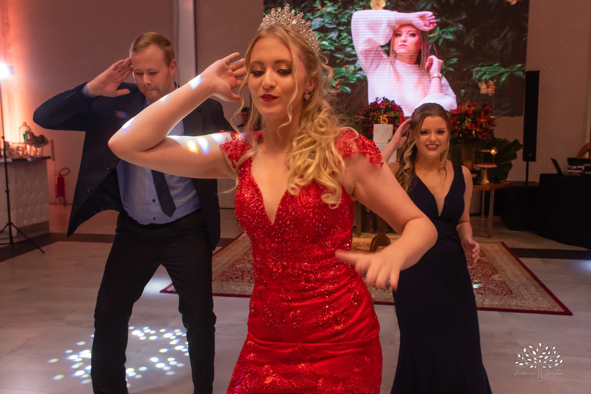 Milena – Milena 15 Anos – Festa – Festa Debutante – Chácara do Amanhecer – Debutante – Campo – Felicidade – Loira – Fotografia de Família – Debutante – Pôr do Sol – Exigente – Vermelho – Antonio Rocha Fotografias – Pelotas – Quinze Anos – Alegria – Feliz