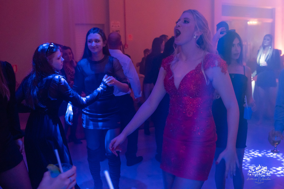 Milena – Milena 15 Anos – Festa – Festa Debutante – Chácara do Amanhecer – Debutante – Campo – Felicidade – Loira – Fotografia de Família – Debutante – Pôr do Sol – Exigente – Vermelho – Antonio Rocha Fotografias – Pelotas – Quinze Anos – Alegria – Feliz