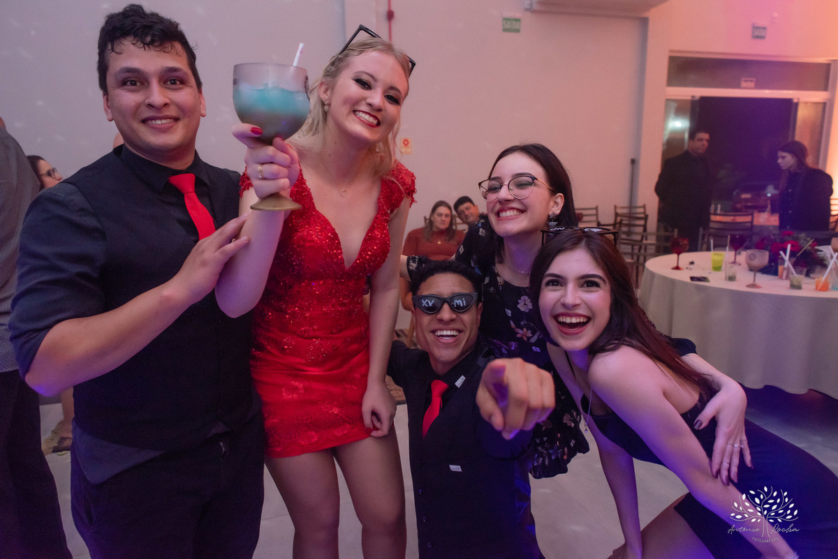 Milena – Milena 15 Anos – Festa – Festa Debutante – Chácara do Amanhecer – Debutante – Campo – Felicidade – Loira – Fotografia de Família – Debutante – Pôr do Sol – Exigente – Vermelho – Antonio Rocha Fotografias – Pelotas – Quinze Anos – Alegria – Feliz