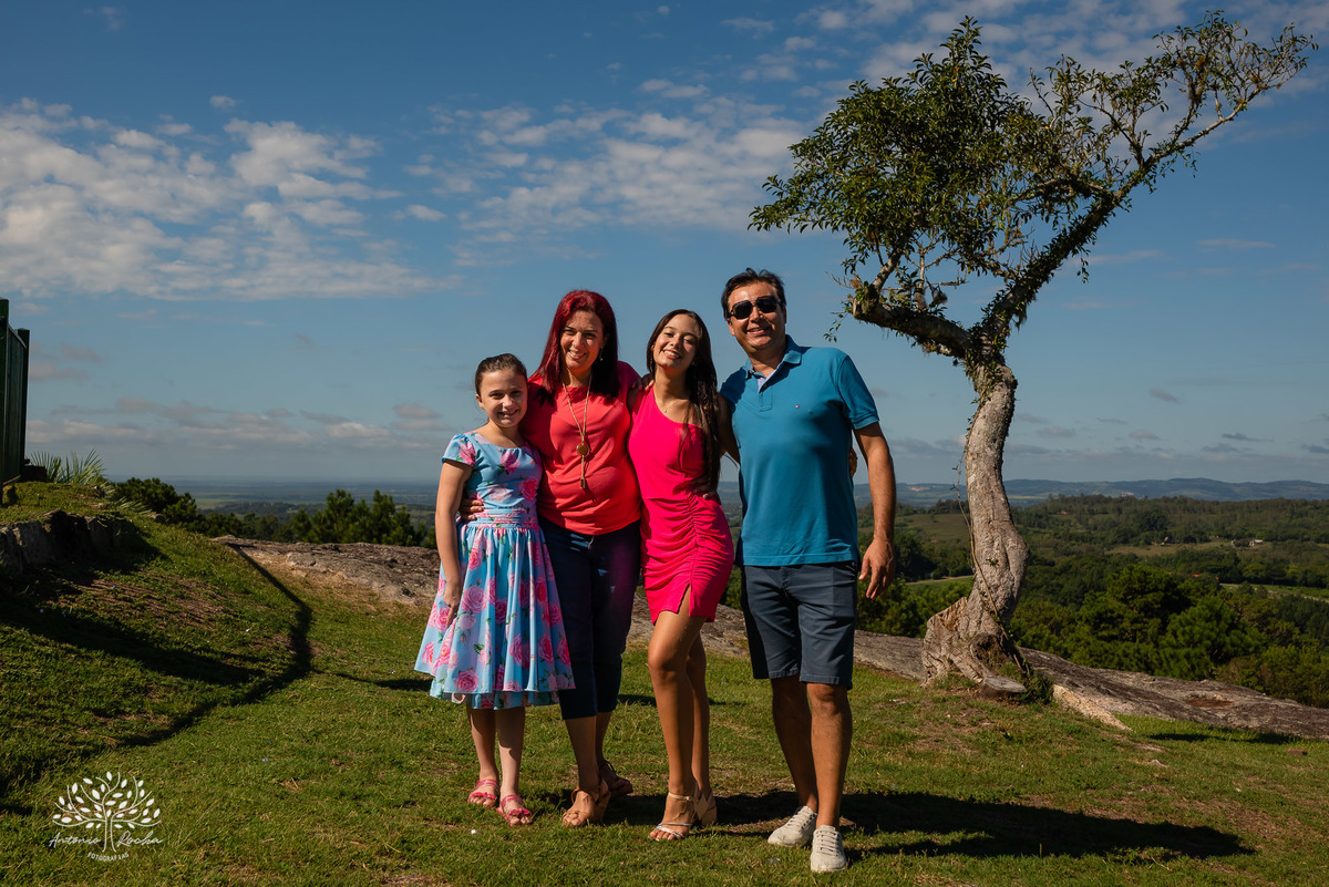 Nathália – Nathália 15 Anos – Ensaio – Ensaio Debutante – Parque Stone Land – Debutante – Campo – Felicidade – Livro – Fotografia de Família – Debutante – Pôr do Sol – Sorrir – Sorriso – Antonio Rocha Fotografias – Pelotas – Linda – Ensaio Externo – Vida 