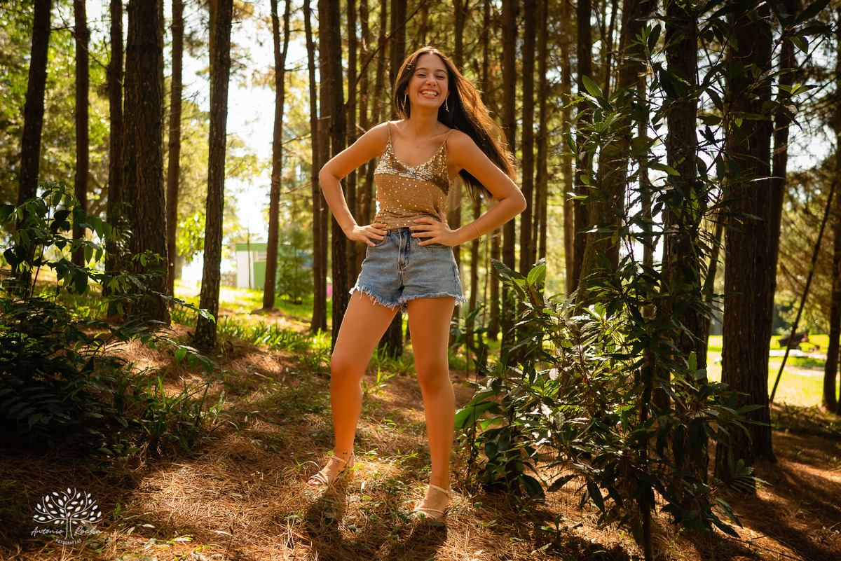 Nathália – Nathália 15 Anos – Ensaio – Ensaio Debutante – Parque Stone Land – Debutante – Campo – Felicidade – Livro – Fotografia de Família – Debutante – Pôr do Sol – Sorrir – Sorriso – Antonio Rocha Fotografias – Pelotas – Linda – Ensaio Externo – Vida 