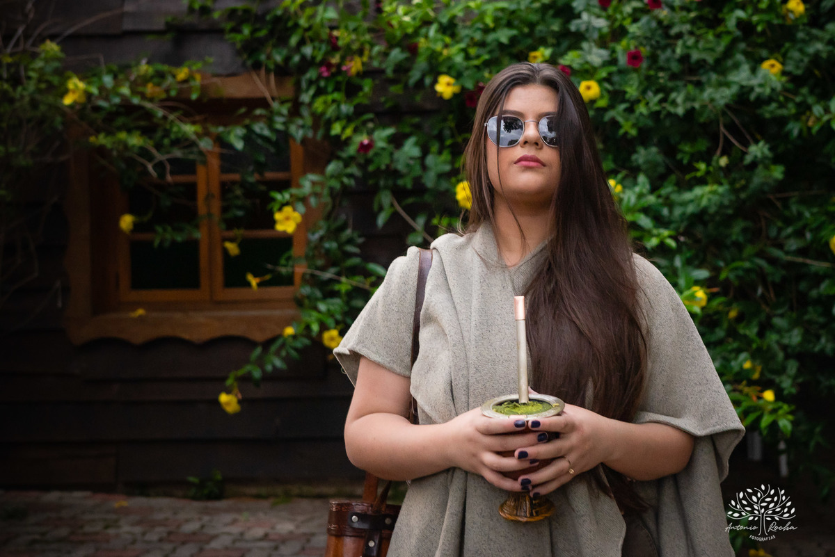 Julia Insaurriaga – Julia 15 Anos – Ensaio – Ensaio Debutante – Chácara da Família Fiss – Debutante – Campo – Felicidade – Chimarrão – Fotografia de Família – Debutante – Pôr do Sol – Vestido – Azul – Antonio Rocha Fotografias – Pelotas – Linda – Viver