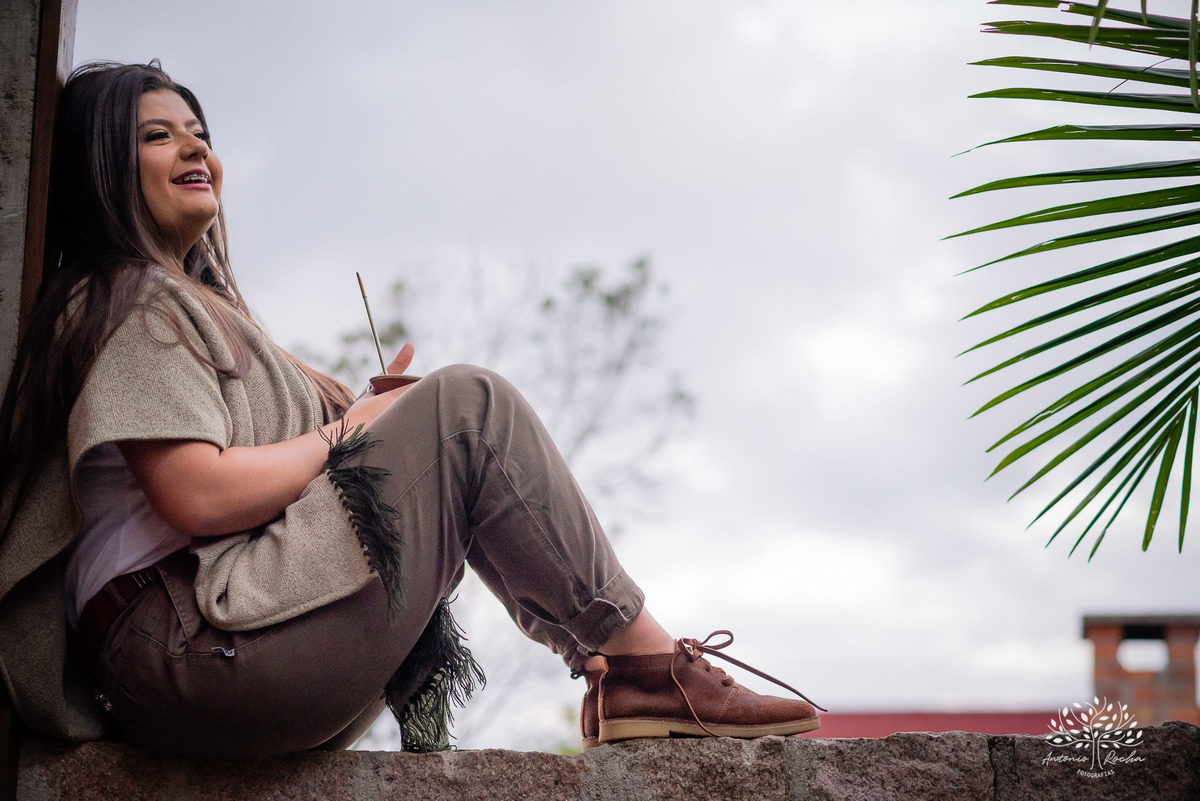 Julia Insaurriaga – Julia 15 Anos – Ensaio – Ensaio Debutante – Chácara da Família Fiss – Debutante – Campo – Felicidade – Chimarrão – Fotografia de Família – Debutante – Pôr do Sol – Vestido – Azul – Antonio Rocha Fotografias – Pelotas – Linda – Viver