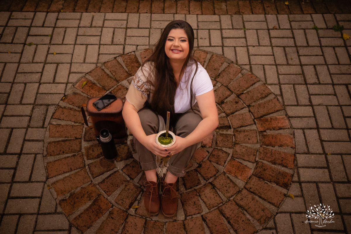 Julia Insaurriaga – Julia 15 Anos – Ensaio – Ensaio Debutante – Chácara da Família Fiss – Debutante – Campo – Felicidade – Chimarrão – Fotografia de Família – Debutante – Pôr do Sol – Vestido – Azul – Antonio Rocha Fotografias – Pelotas – Linda – Viver