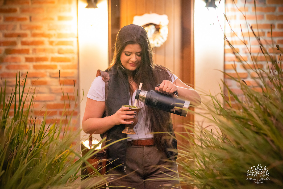 Julia Insaurriaga – Julia 15 Anos – Ensaio – Ensaio Debutante – Chácara da Família Fiss – Debutante – Campo – Felicidade – Chimarrão – Fotografia de Família – Debutante – Pôr do Sol – Vestido – Azul – Antonio Rocha Fotografias – Pelotas – Linda – Viver