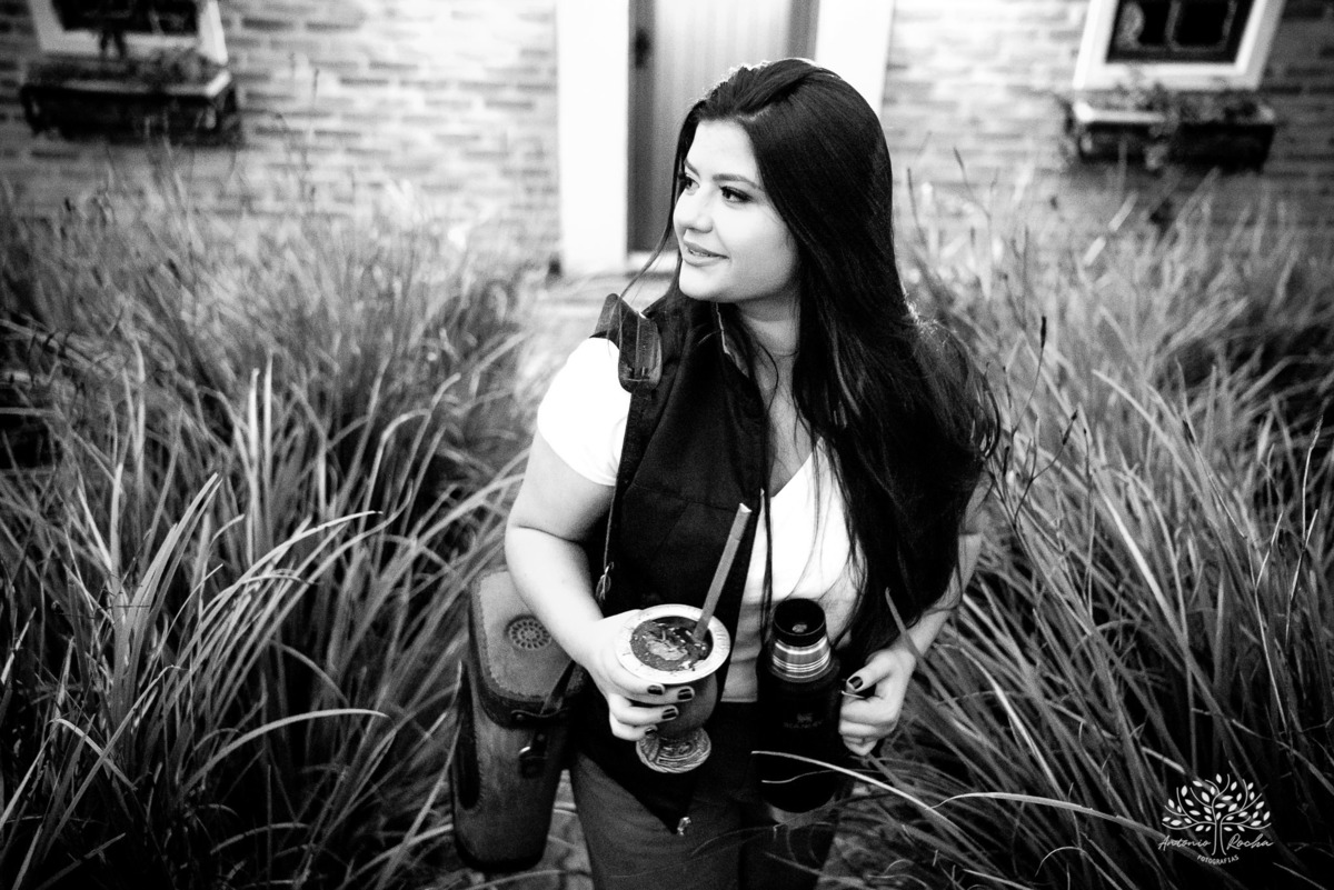 Julia Insaurriaga – Julia 15 Anos – Ensaio – Ensaio Debutante – Chácara da Família Fiss – Debutante – Campo – Felicidade – Chimarrão – Fotografia de Família – Debutante – Pôr do Sol – Vestido – Azul – Antonio Rocha Fotografias – Pelotas – Linda – Viver