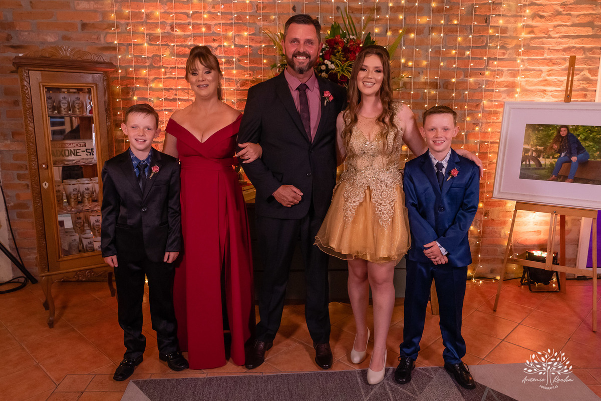 Julia – Júlia 15 Anos – Festa – Festa Debutante – Dom Manuel Quinta de Eventos – Debutante – Campo – Felicidade – Sardas – Fotografia de Família – Debutante – Pôr do Sol – Felicidade – Dourado – Antonio Rocha Fotografias – Pelotas – Quinze Anos – Alegria