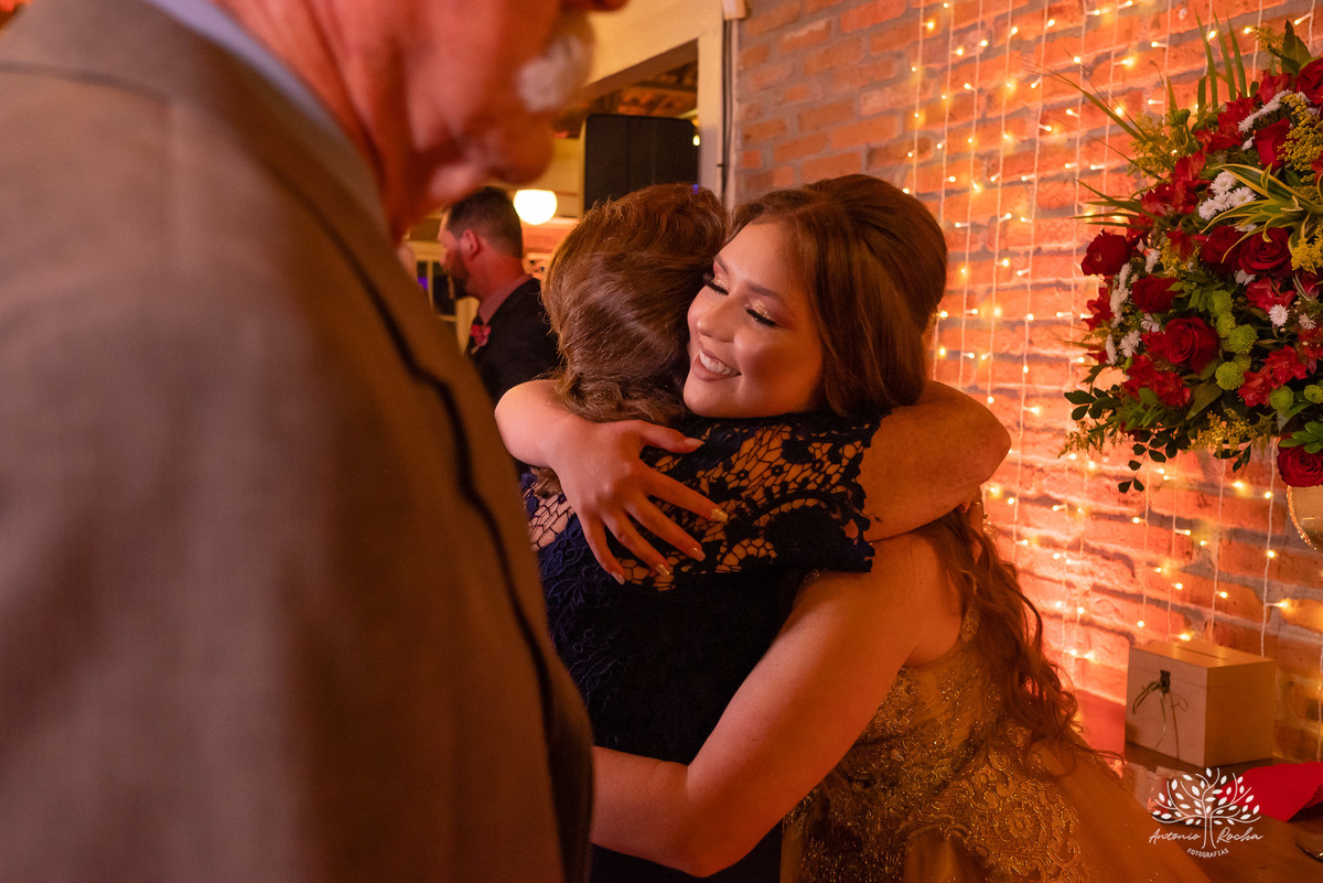 Julia – Júlia 15 Anos – Festa – Festa Debutante – Dom Manuel Quinta de Eventos – Debutante – Campo – Felicidade – Sardas – Fotografia de Família – Debutante – Pôr do Sol – Felicidade – Dourado – Antonio Rocha Fotografias – Pelotas – Quinze Anos – Alegria