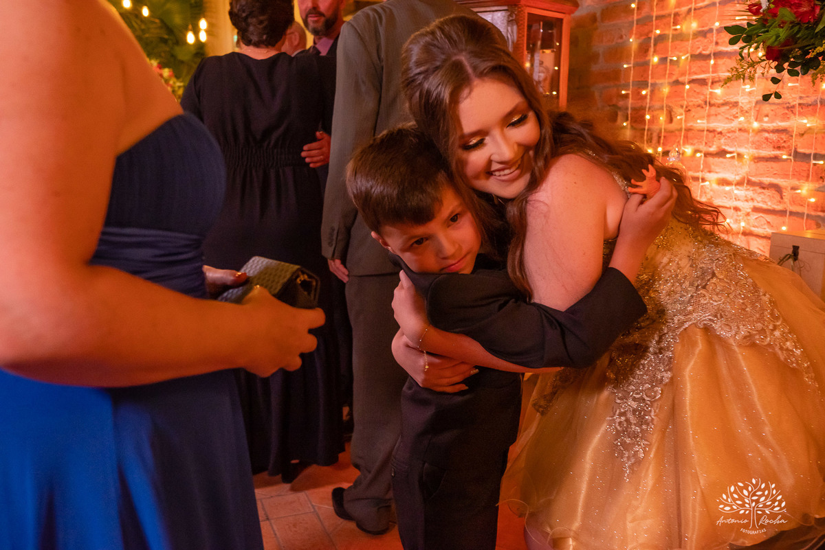 Julia – Júlia 15 Anos – Festa – Festa Debutante – Dom Manuel Quinta de Eventos – Debutante – Campo – Felicidade – Sardas – Fotografia de Família – Debutante – Pôr do Sol – Felicidade – Dourado – Antonio Rocha Fotografias – Pelotas – Quinze Anos – Alegria