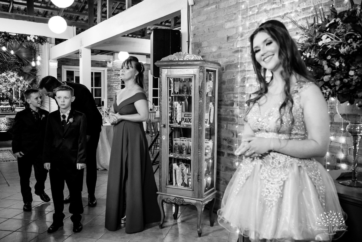 Julia – Júlia 15 Anos – Festa – Festa Debutante – Dom Manuel Quinta de Eventos – Debutante – Campo – Felicidade – Sardas – Fotografia de Família – Debutante – Pôr do Sol – Felicidade – Dourado – Antonio Rocha Fotografias – Pelotas – Quinze Anos – Alegria