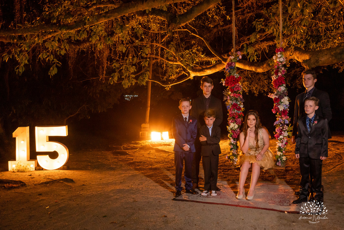 Julia – Júlia 15 Anos – Festa – Festa Debutante – Dom Manuel Quinta de Eventos – Debutante – Campo – Felicidade – Sardas – Fotografia de Família – Debutante – Pôr do Sol – Felicidade – Dourado – Antonio Rocha Fotografias – Pelotas – Quinze Anos – Alegria