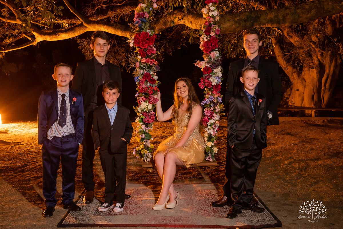 Julia – Júlia 15 Anos – Festa – Festa Debutante – Dom Manuel Quinta de Eventos – Debutante – Campo – Felicidade – Sardas – Fotografia de Família – Debutante – Pôr do Sol – Felicidade – Dourado – Antonio Rocha Fotografias – Pelotas – Quinze Anos – Alegria