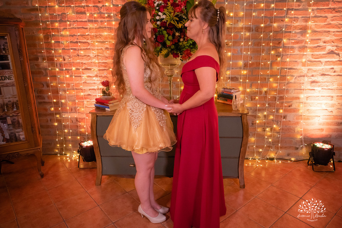 Julia – Júlia 15 Anos – Festa – Festa Debutante – Dom Manuel Quinta de Eventos – Debutante – Campo – Felicidade – Sardas – Fotografia de Família – Debutante – Pôr do Sol – Felicidade – Dourado – Antonio Rocha Fotografias – Pelotas – Quinze Anos – Alegria