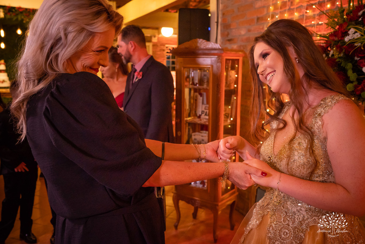 Julia – Júlia 15 Anos – Festa – Festa Debutante – Dom Manuel Quinta de Eventos – Debutante – Campo – Felicidade – Sardas – Fotografia de Família – Debutante – Pôr do Sol – Felicidade – Dourado – Antonio Rocha Fotografias – Pelotas – Quinze Anos – Alegria