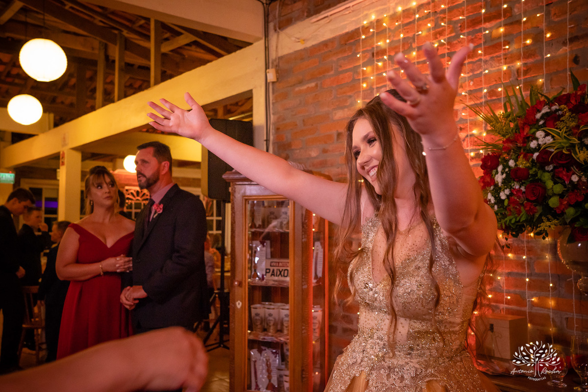 Julia – Júlia 15 Anos – Festa – Festa Debutante – Dom Manuel Quinta de Eventos – Debutante – Campo – Felicidade – Sardas – Fotografia de Família – Debutante – Pôr do Sol – Felicidade – Dourado – Antonio Rocha Fotografias – Pelotas – Quinze Anos – Alegria