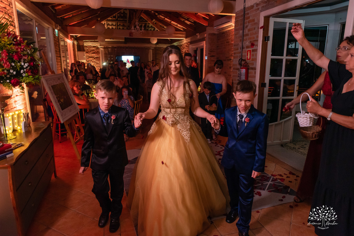 Julia – Júlia 15 Anos – Festa – Festa Debutante – Dom Manuel Quinta de Eventos – Debutante – Campo – Felicidade – Sardas – Fotografia de Família – Debutante – Pôr do Sol – Felicidade – Dourado – Antonio Rocha Fotografias – Pelotas – Quinze Anos – Alegria