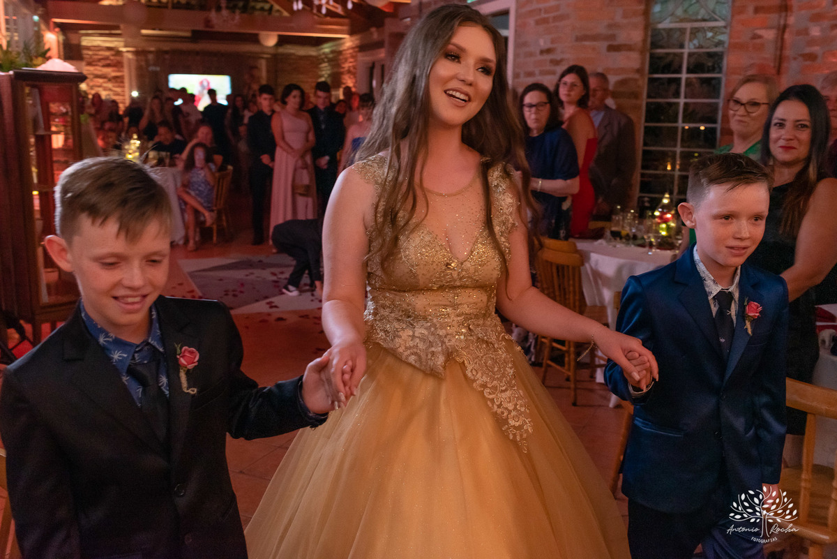 Julia – Júlia 15 Anos – Festa – Festa Debutante – Dom Manuel Quinta de Eventos – Debutante – Campo – Felicidade – Sardas – Fotografia de Família – Debutante – Pôr do Sol – Felicidade – Dourado – Antonio Rocha Fotografias – Pelotas – Quinze Anos – Alegria