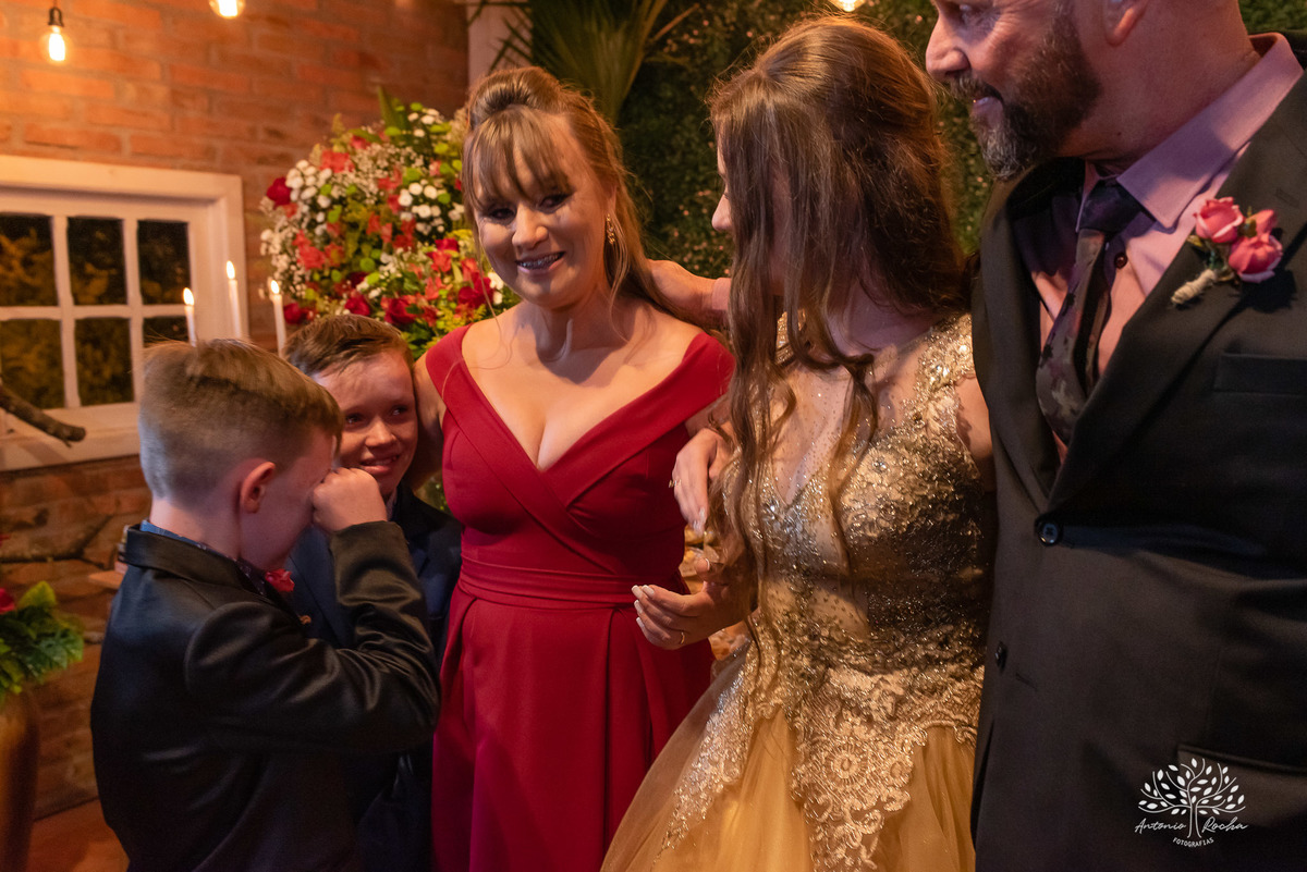 Julia – Júlia 15 Anos – Festa – Festa Debutante – Dom Manuel Quinta de Eventos – Debutante – Campo – Felicidade – Sardas – Fotografia de Família – Debutante – Pôr do Sol – Felicidade – Dourado – Antonio Rocha Fotografias – Pelotas – Quinze Anos – Alegria