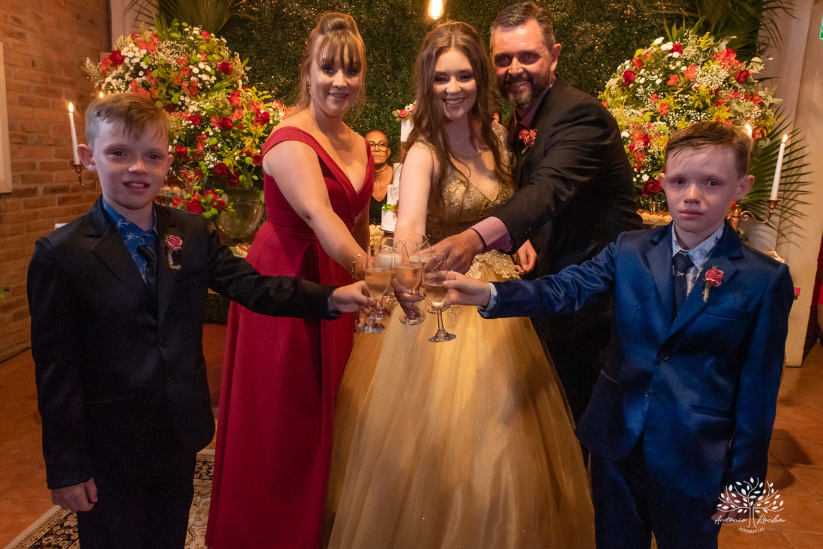 Julia – Júlia 15 Anos – Festa – Festa Debutante – Dom Manuel Quinta de Eventos – Debutante – Campo – Felicidade – Sardas – Fotografia de Família – Debutante – Pôr do Sol – Felicidade – Dourado – Antonio Rocha Fotografias – Pelotas – Quinze Anos – Alegria