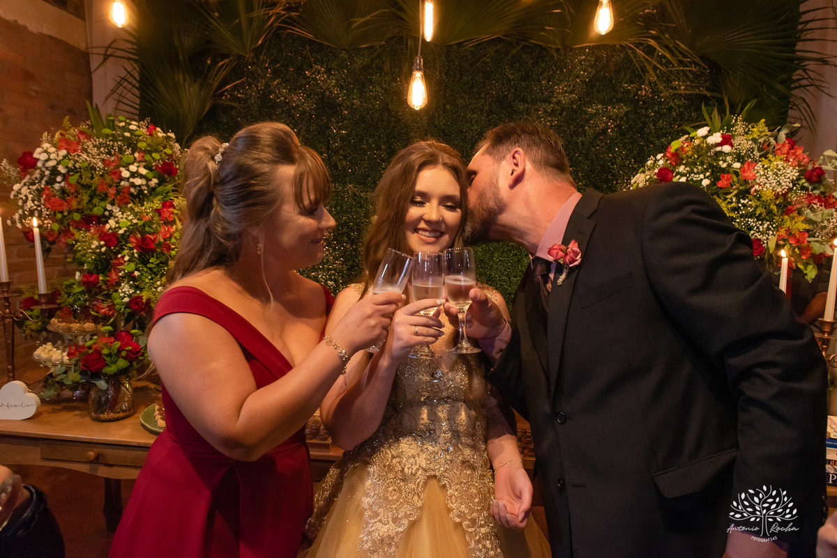 Julia – Júlia 15 Anos – Festa – Festa Debutante – Dom Manuel Quinta de Eventos – Debutante – Campo – Felicidade – Sardas – Fotografia de Família – Debutante – Pôr do Sol – Felicidade – Dourado – Antonio Rocha Fotografias – Pelotas – Quinze Anos – Alegria