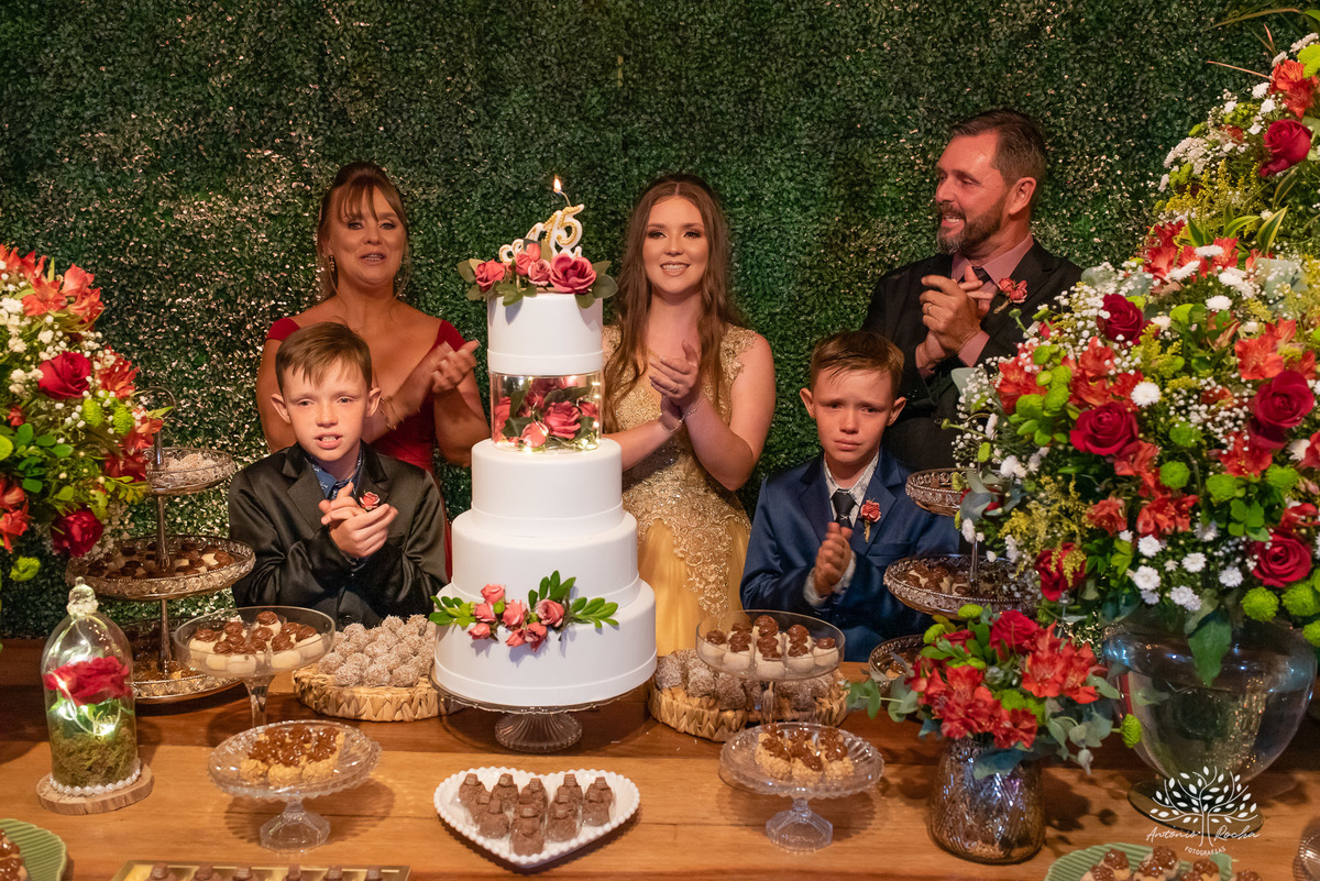 Julia – Júlia 15 Anos – Festa – Festa Debutante – Dom Manuel Quinta de Eventos – Debutante – Campo – Felicidade – Sardas – Fotografia de Família – Debutante – Pôr do Sol – Felicidade – Dourado – Antonio Rocha Fotografias – Pelotas – Quinze Anos – Alegria