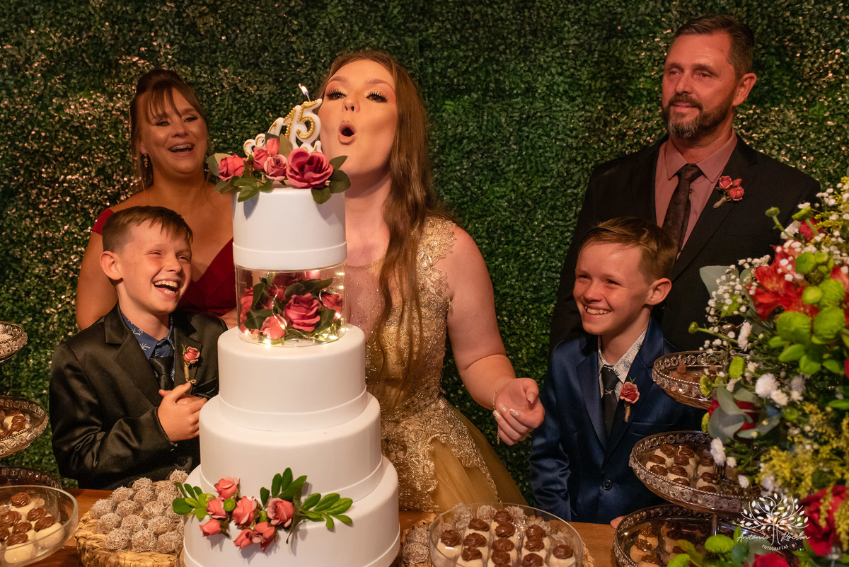 Julia – Júlia 15 Anos – Festa – Festa Debutante – Dom Manuel Quinta de Eventos – Debutante – Campo – Felicidade – Sardas – Fotografia de Família – Debutante – Pôr do Sol – Felicidade – Dourado – Antonio Rocha Fotografias – Pelotas – Quinze Anos – Alegria