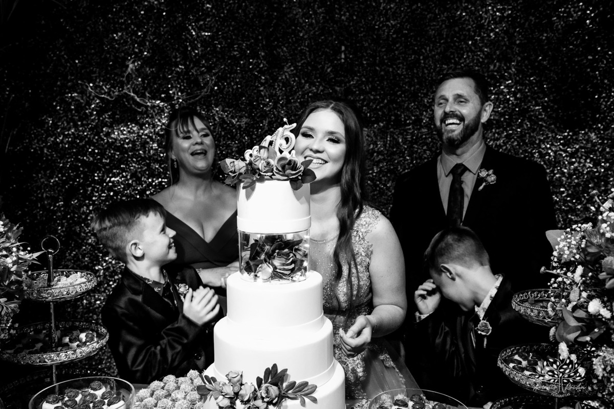 Julia – Júlia 15 Anos – Festa – Festa Debutante – Dom Manuel Quinta de Eventos – Debutante – Campo – Felicidade – Sardas – Fotografia de Família – Debutante – Pôr do Sol – Felicidade – Dourado – Antonio Rocha Fotografias – Pelotas – Quinze Anos – Alegria