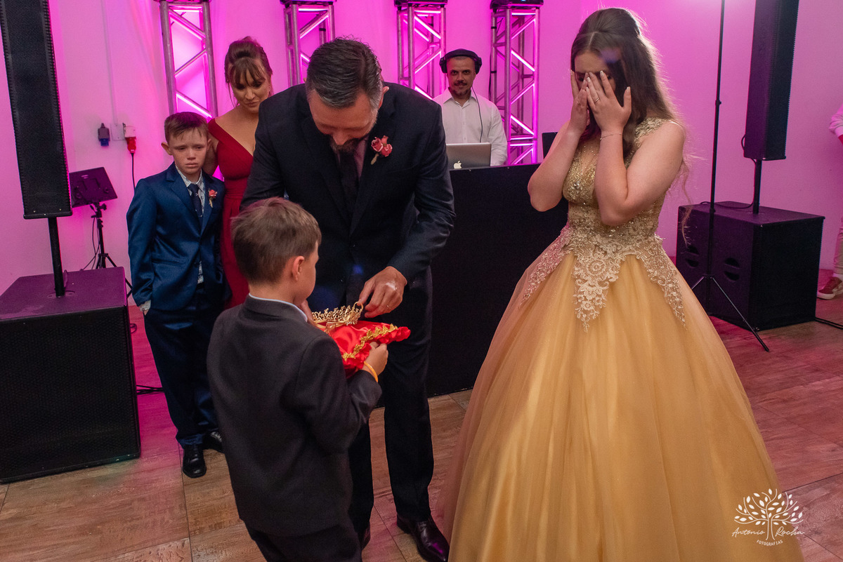 Julia – Júlia 15 Anos – Festa – Festa Debutante – Dom Manuel Quinta de Eventos – Debutante – Campo – Felicidade – Sardas – Fotografia de Família – Debutante – Pôr do Sol – Felicidade – Dourado – Antonio Rocha Fotografias – Pelotas – Quinze Anos – Alegria