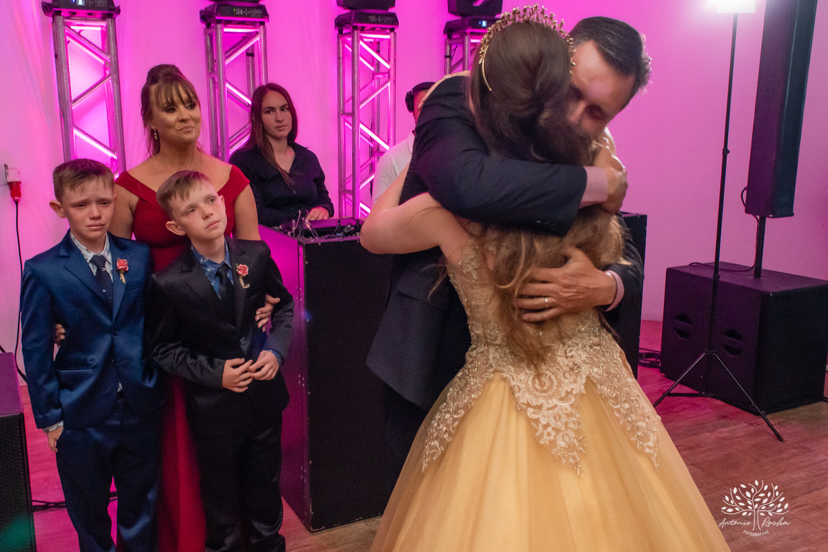 Julia – Júlia 15 Anos – Festa – Festa Debutante – Dom Manuel Quinta de Eventos – Debutante – Campo – Felicidade – Sardas – Fotografia de Família – Debutante – Pôr do Sol – Felicidade – Dourado – Antonio Rocha Fotografias – Pelotas – Quinze Anos – Alegria