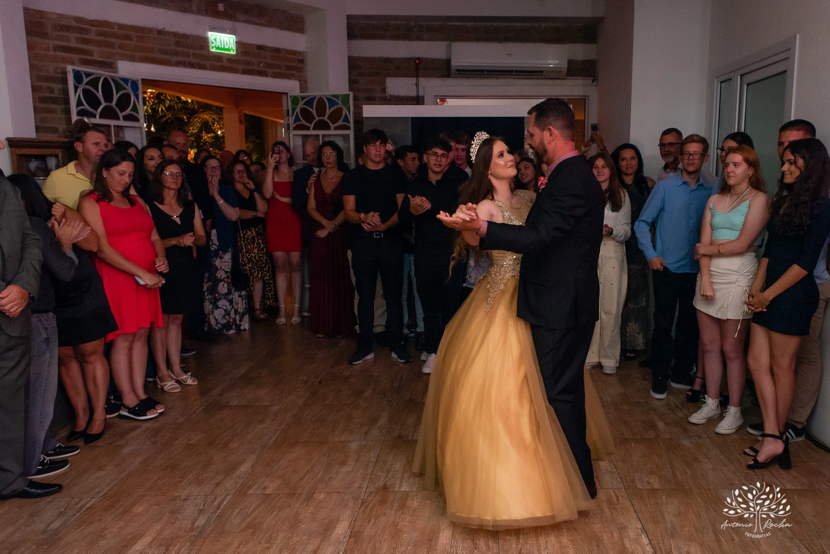 Julia – Júlia 15 Anos – Festa – Festa Debutante – Dom Manuel Quinta de Eventos – Debutante – Campo – Felicidade – Sardas – Fotografia de Família – Debutante – Pôr do Sol – Felicidade – Dourado – Antonio Rocha Fotografias – Pelotas – Quinze Anos – Alegria