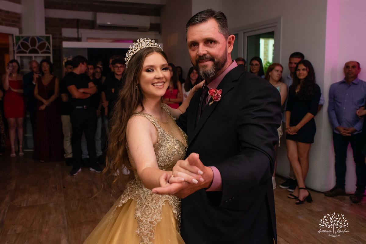 Julia – Júlia 15 Anos – Festa – Festa Debutante – Dom Manuel Quinta de Eventos – Debutante – Campo – Felicidade – Sardas – Fotografia de Família – Debutante – Pôr do Sol – Felicidade – Dourado – Antonio Rocha Fotografias – Pelotas – Quinze Anos – Alegria