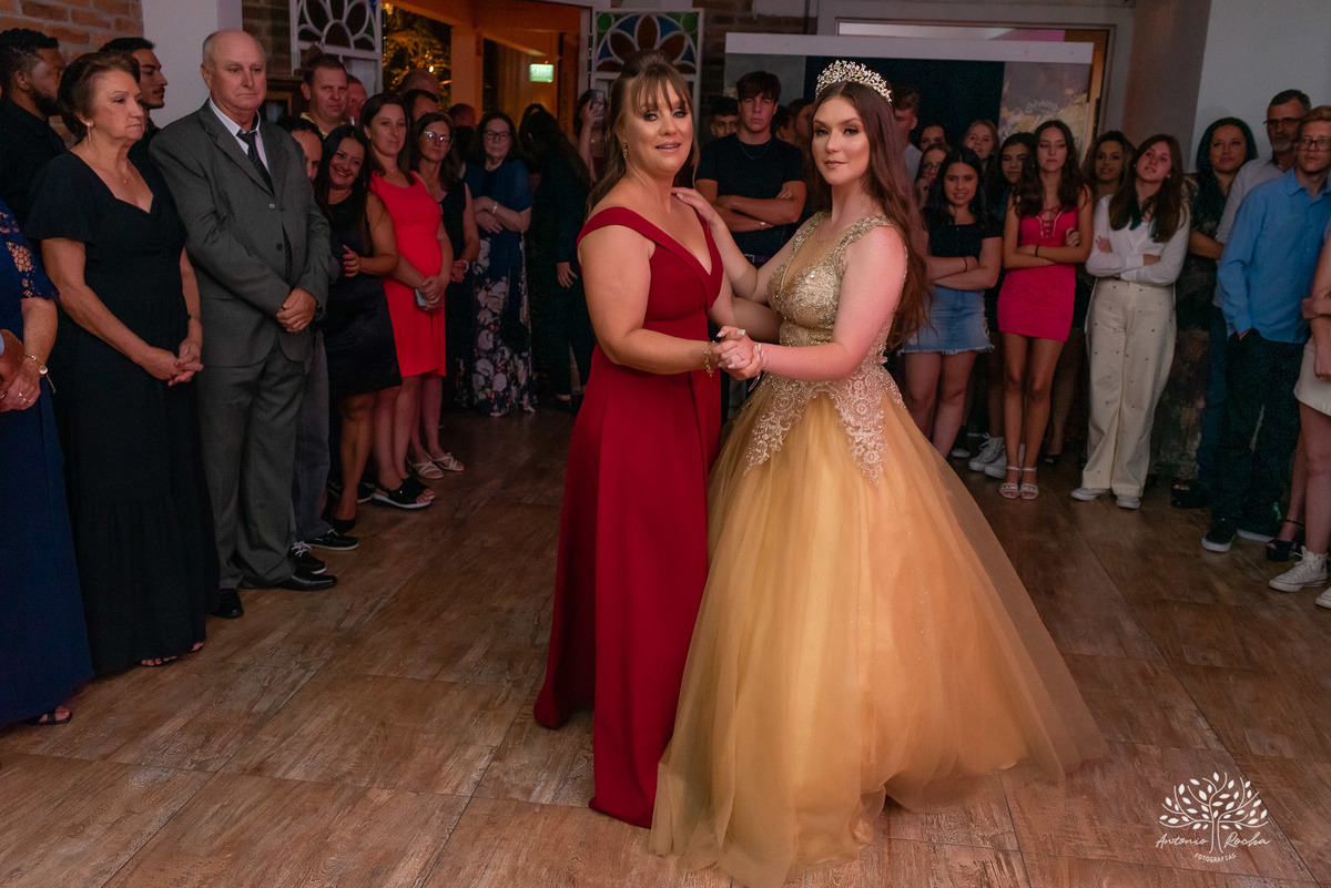 Julia – Júlia 15 Anos – Festa – Festa Debutante – Dom Manuel Quinta de Eventos – Debutante – Campo – Felicidade – Sardas – Fotografia de Família – Debutante – Pôr do Sol – Felicidade – Dourado – Antonio Rocha Fotografias – Pelotas – Quinze Anos – Alegria