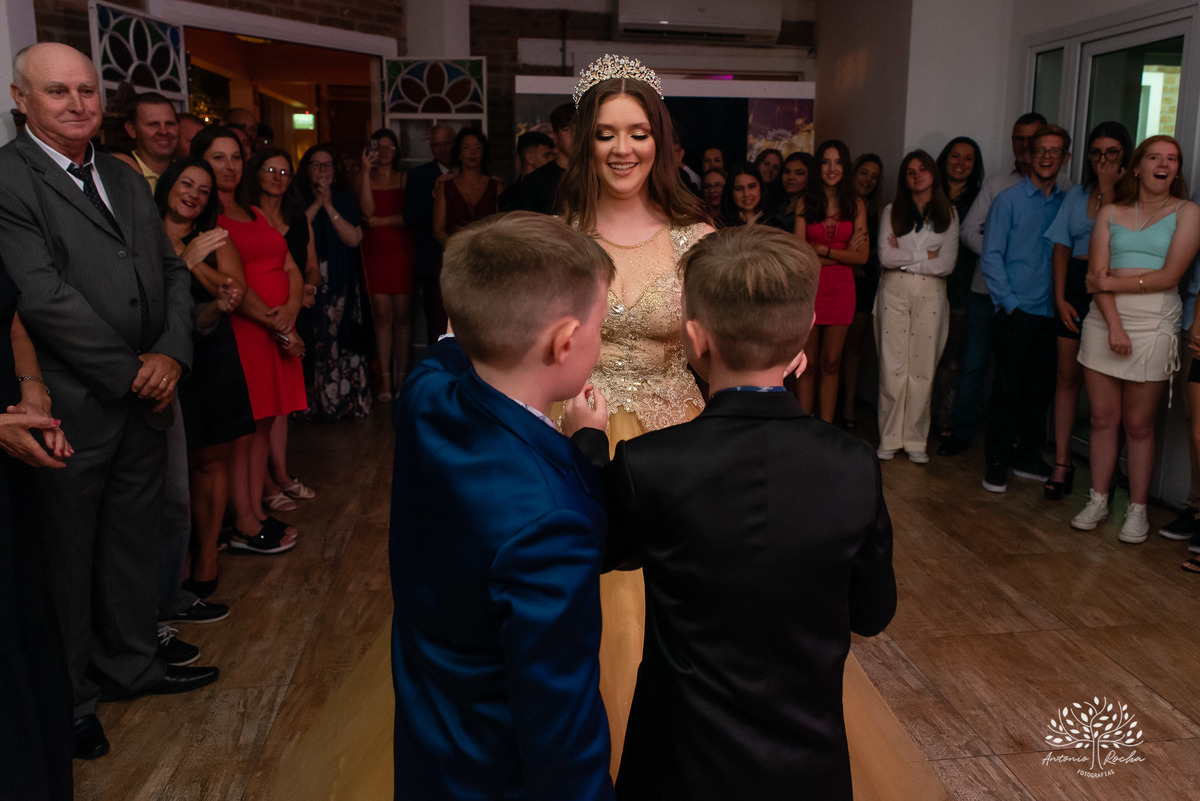 Julia – Júlia 15 Anos – Festa – Festa Debutante – Dom Manuel Quinta de Eventos – Debutante – Campo – Felicidade – Sardas – Fotografia de Família – Debutante – Pôr do Sol – Felicidade – Dourado – Antonio Rocha Fotografias – Pelotas – Quinze Anos – Alegria