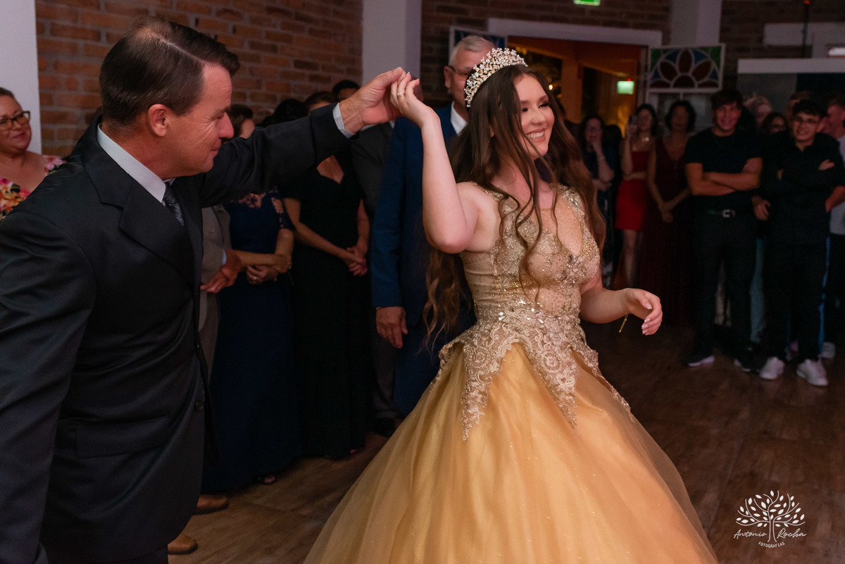 Julia – Júlia 15 Anos – Festa – Festa Debutante – Dom Manuel Quinta de Eventos – Debutante – Campo – Felicidade – Sardas – Fotografia de Família – Debutante – Pôr do Sol – Felicidade – Dourado – Antonio Rocha Fotografias – Pelotas – Quinze Anos – Alegria