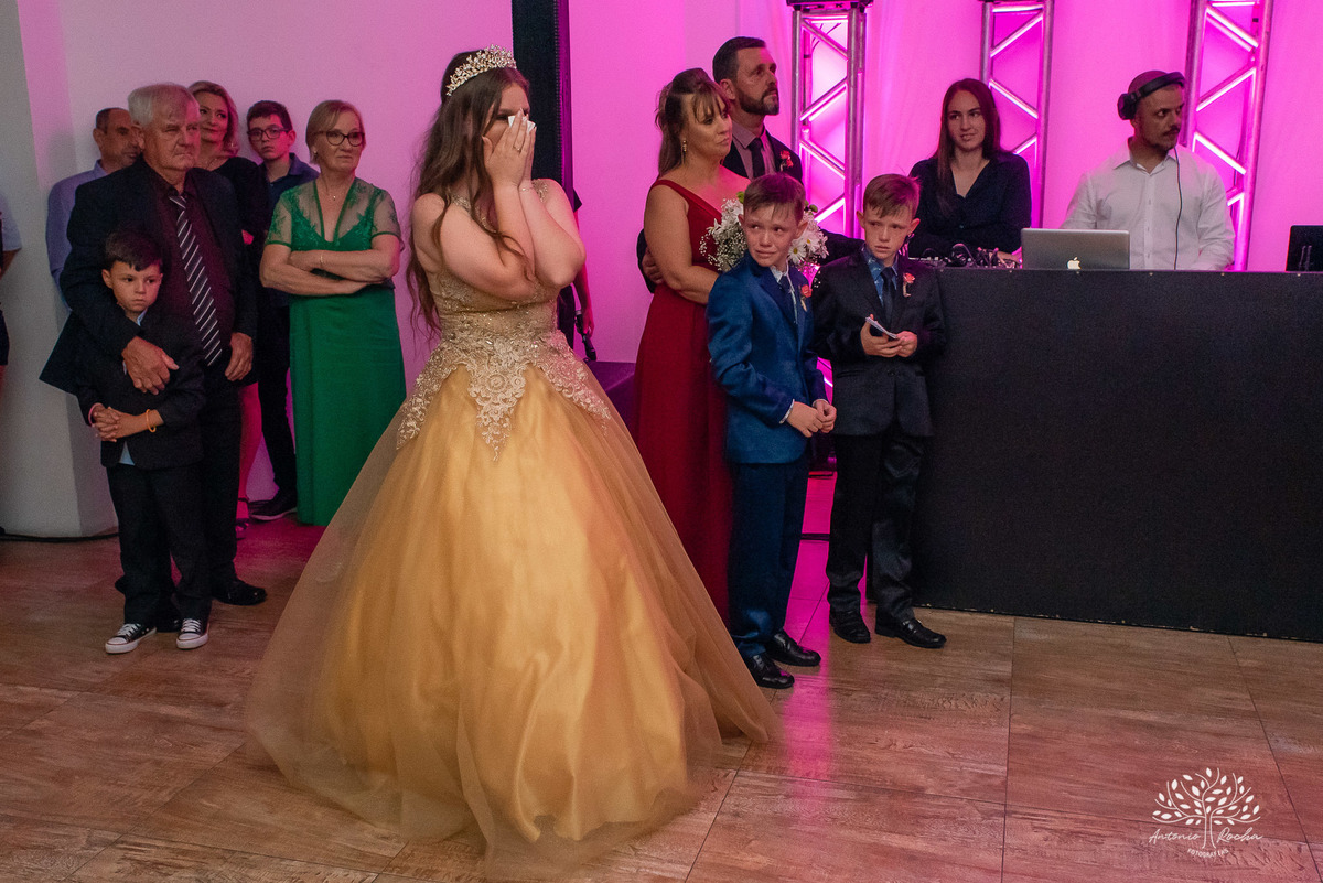 Julia – Júlia 15 Anos – Festa – Festa Debutante – Dom Manuel Quinta de Eventos – Debutante – Campo – Felicidade – Sardas – Fotografia de Família – Debutante – Pôr do Sol – Felicidade – Dourado – Antonio Rocha Fotografias – Pelotas – Quinze Anos – Alegria
