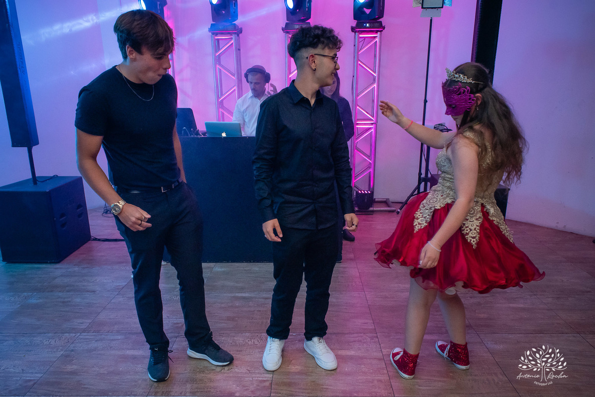 Julia – Júlia 15 Anos – Festa – Festa Debutante – Dom Manuel Quinta de Eventos – Debutante – Campo – Felicidade – Sardas – Fotografia de Família – Debutante – Pôr do Sol – Felicidade – Dourado – Antonio Rocha Fotografias – Pelotas – Quinze Anos – Alegria